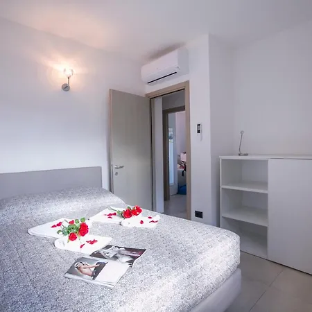 Sleeps 12 Pool Air Con *