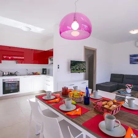 Sleeps 12 Pool Air Con